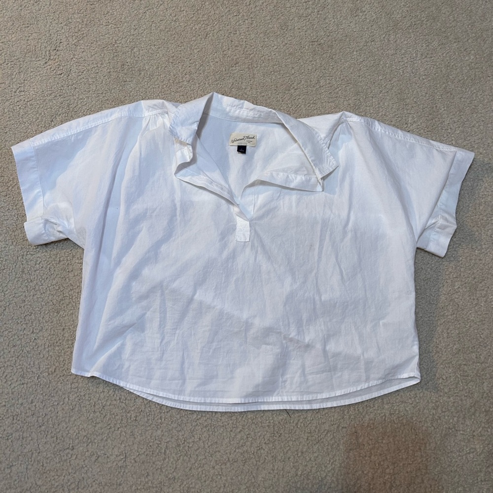 white shirt sleeve shirt